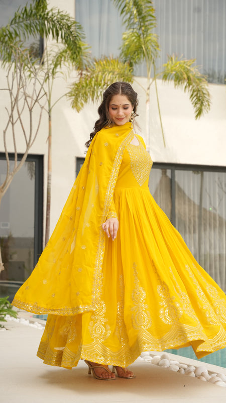 KAREENA GOWN WITH ZARIWOR AND DUPATTA